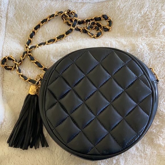 Vintage Chanel bag with chain strap and tassel - Picture 2 of 6
